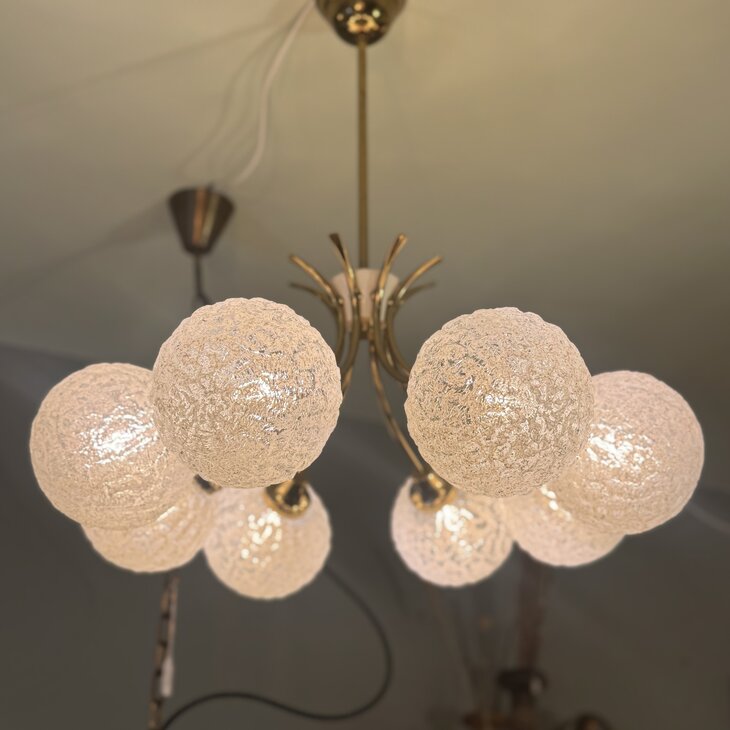 Messing sputnik kroonluchter met wit iced glazen bollen| Sprinkelhop