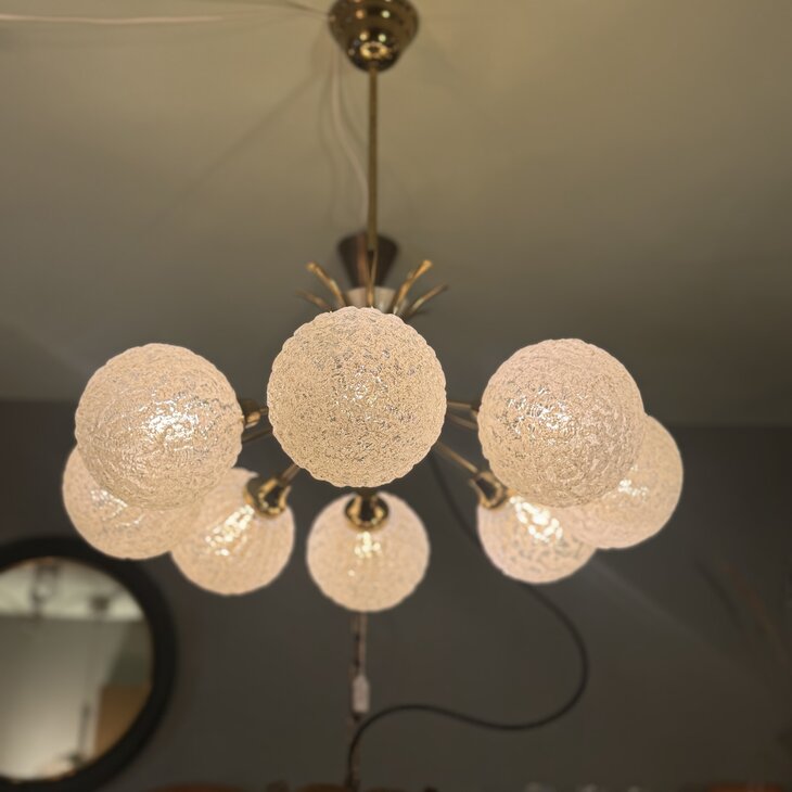 Messing sputnik kroonluchter met wit iced glazen bollen| Sprinkelhop