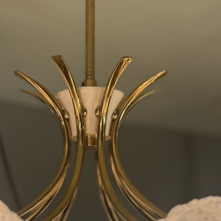 Messing sputnik kroonluchter met wit iced glazen bollen| Sprinkelhop