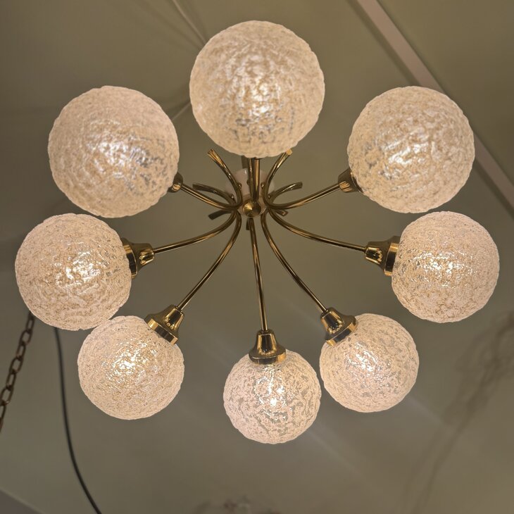 Messing sputnik kroonluchter met wit iced glazen bollen| Sprinkelhop