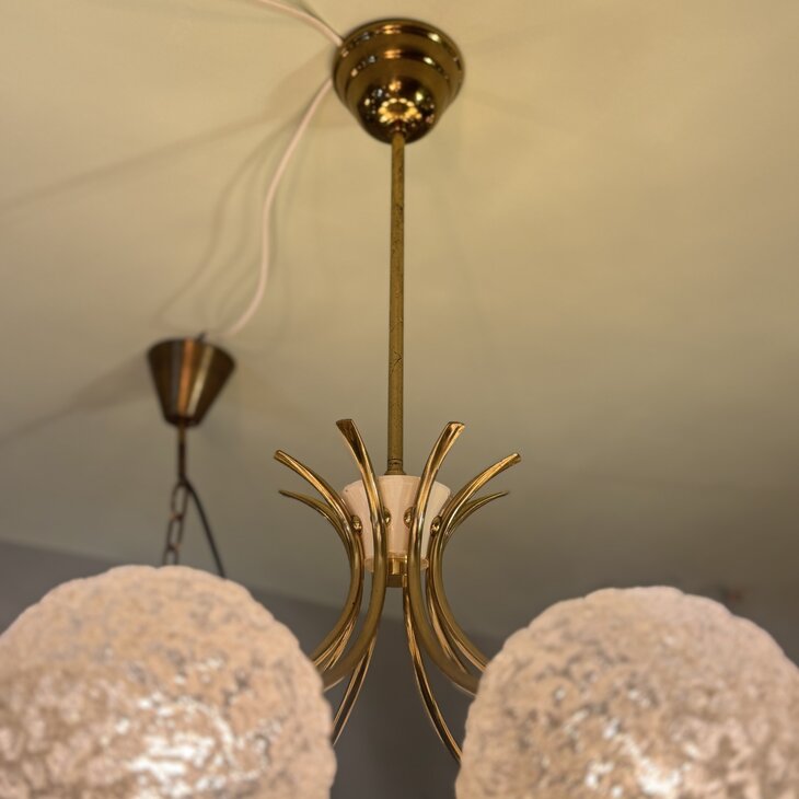 Messing sputnik kroonluchter met wit iced glazen bollen| Sprinkelhop