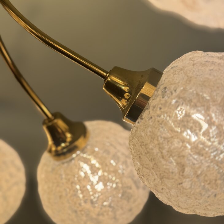 Messing sputnik kroonluchter met wit iced glazen bollen| Sprinkelhop