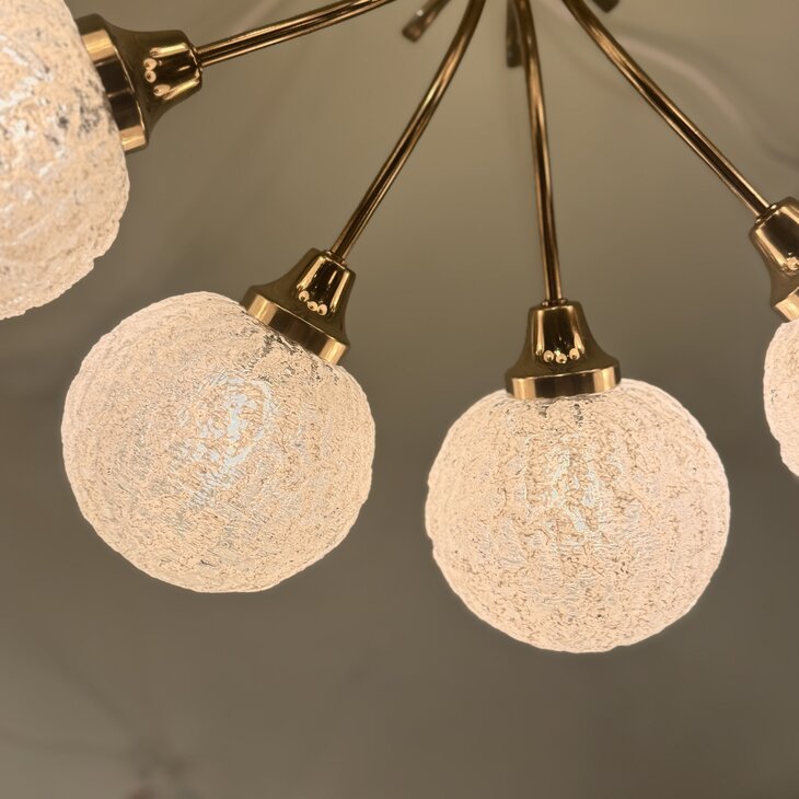 Messing sputnik kroonluchter met wit iced glazen bollen| Sprinkelhop