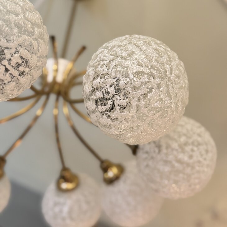 Messing sputnik kroonluchter met wit iced glazen bollen| Sprinkelhop