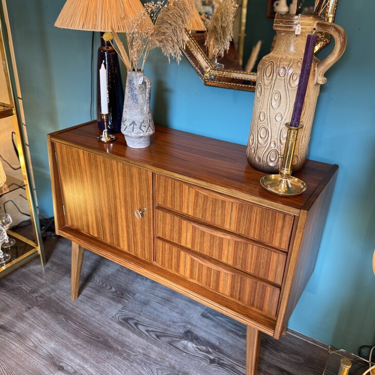 Vintage houten kastje hoge poten | Sprinkelhop