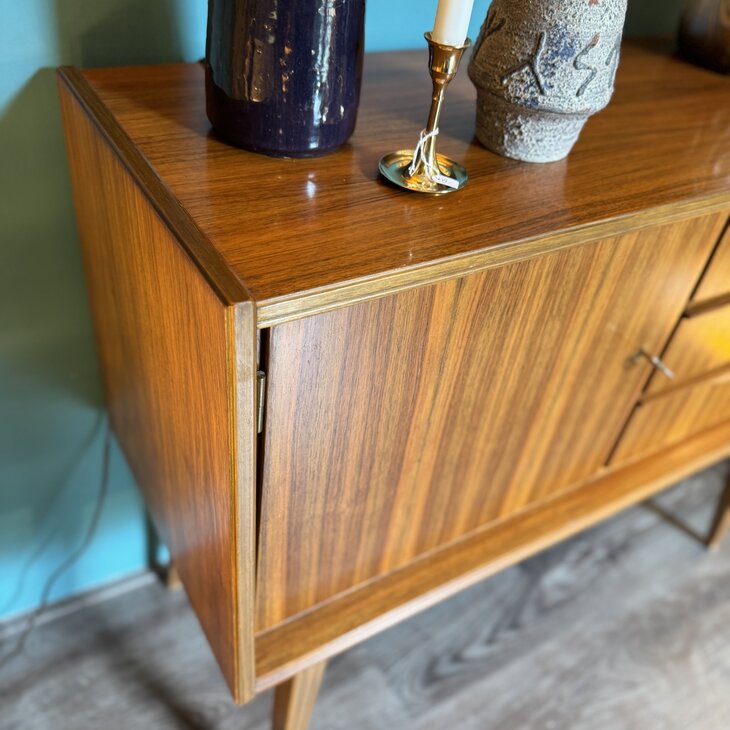 Vintage houten kastje hoge poten | Sprinkelhop