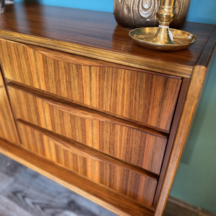 Vintage houten kastje hoge poten | Sprinkelhop