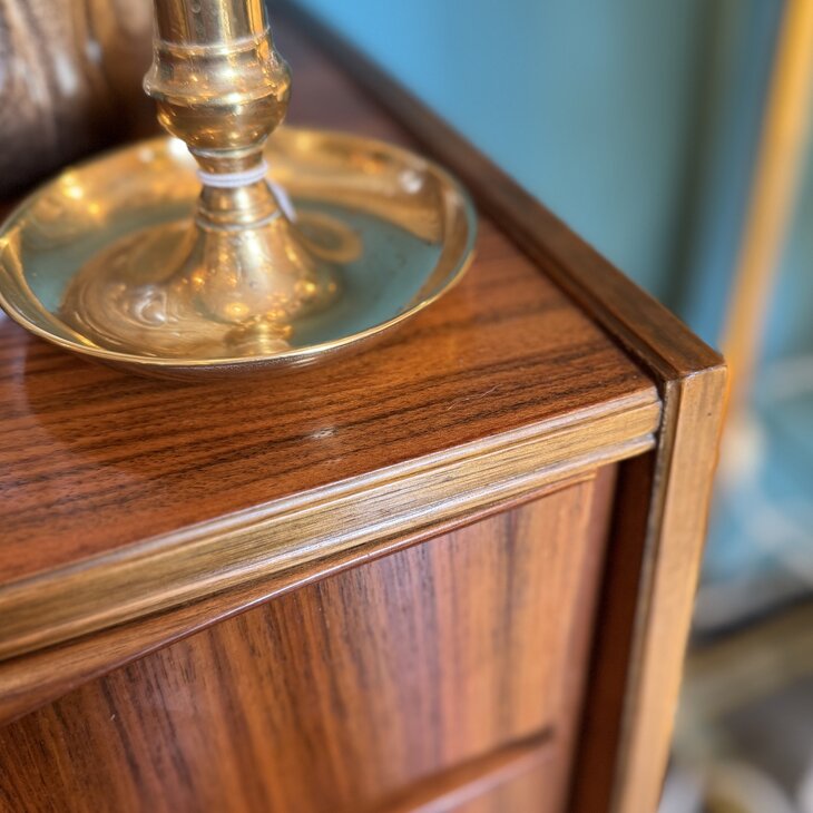 Vintage houten kastje hoge poten | Sprinkelhop