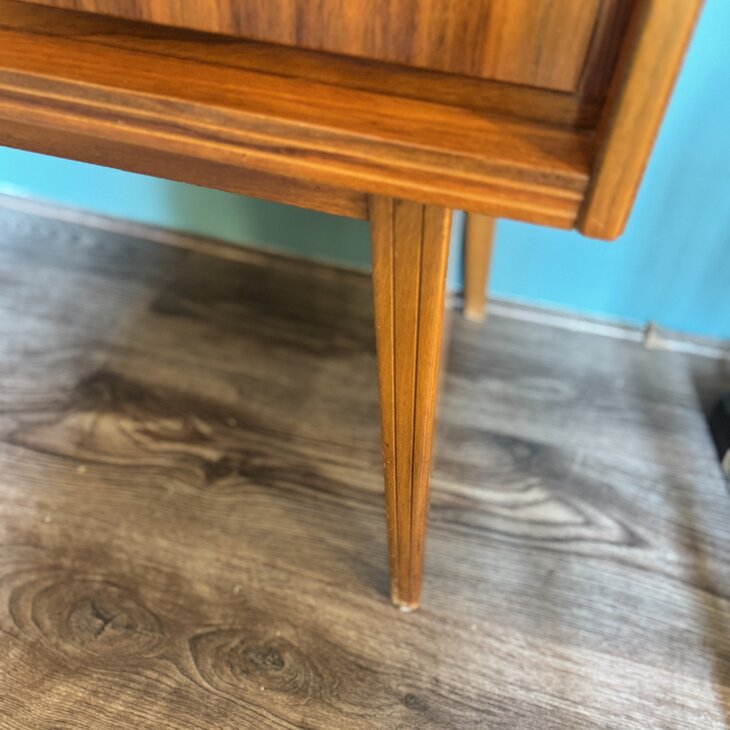 Vintage houten kastje hoge poten | Sprinkelhop