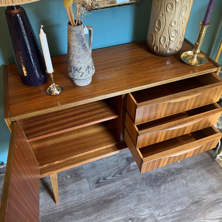 Vintage houten kastje hoge poten | Sprinkelhop