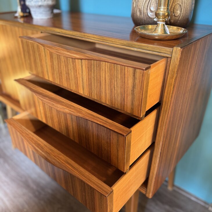 Vintage houten kastje hoge poten | Sprinkelhop