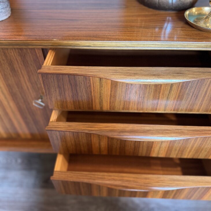 Vintage houten kastje hoge poten | Sprinkelhop