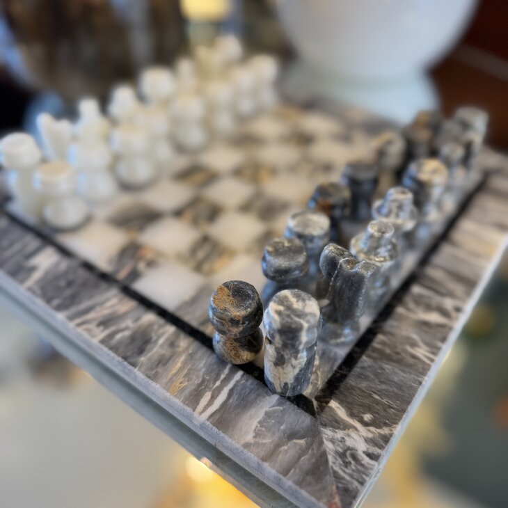 Vintage klein marmeren schaakspel grijs beige | Sprinkelhop