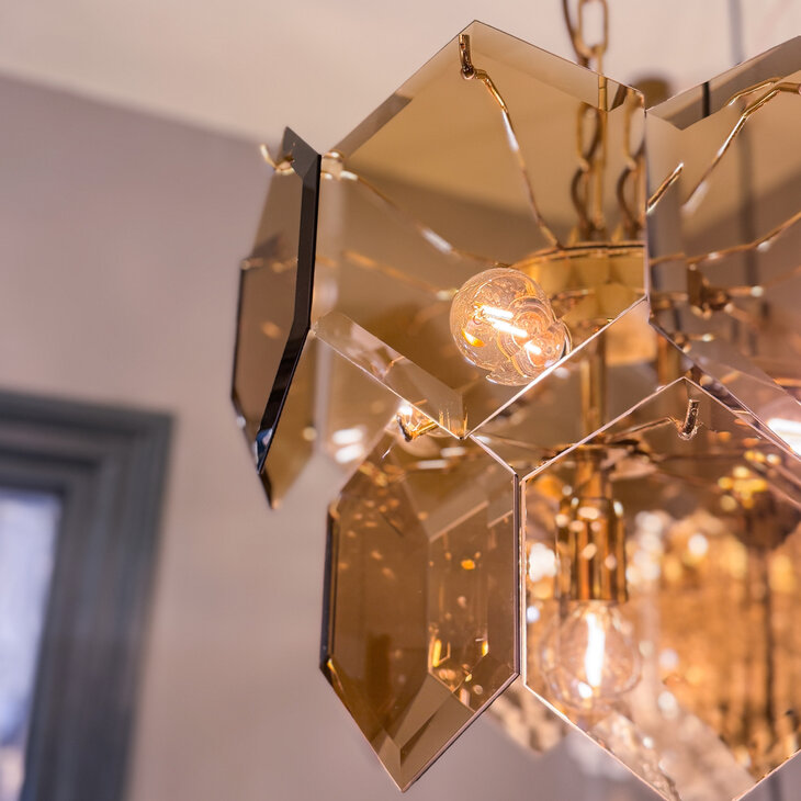 Vintage hexagon rookglazen platen kroonluchter messing 2-laags | Sprinkelhop