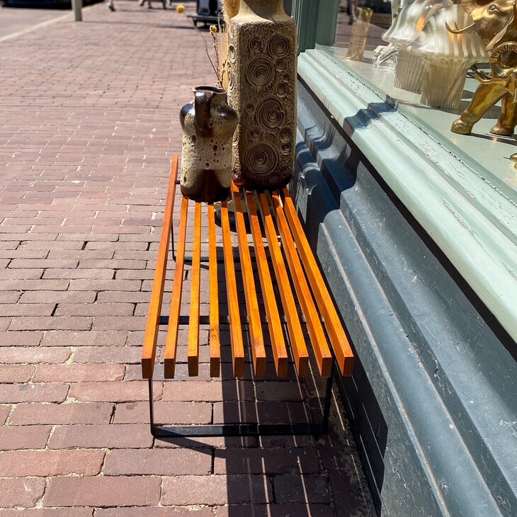 Vintage lattenbank teak met zwart metalen frame