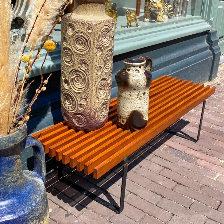 Vintage lattenbank teak met zwart metalen frame