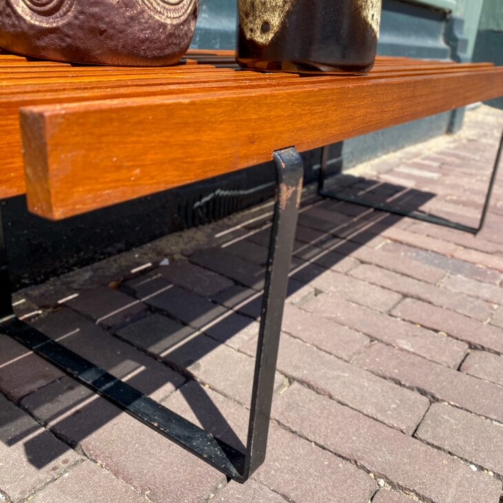 Vintage lattenbank teak met zwart metalen frame