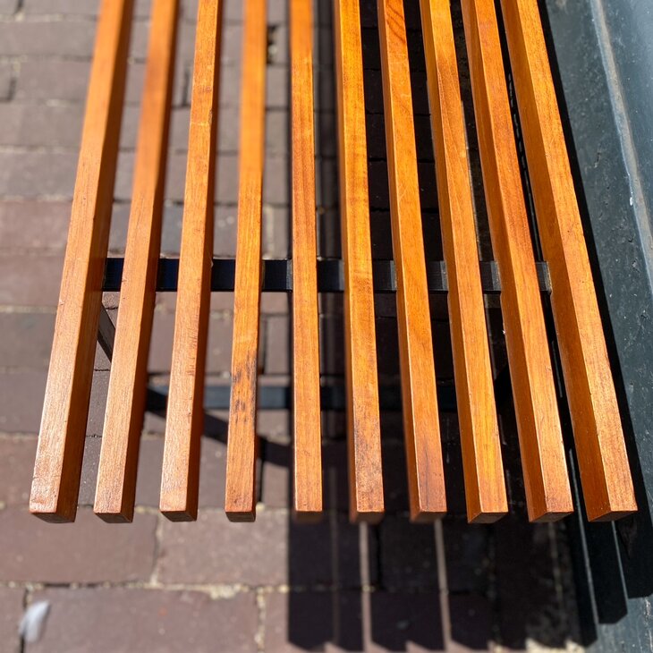 Vintage lattenbank teak met zwart metalen frame