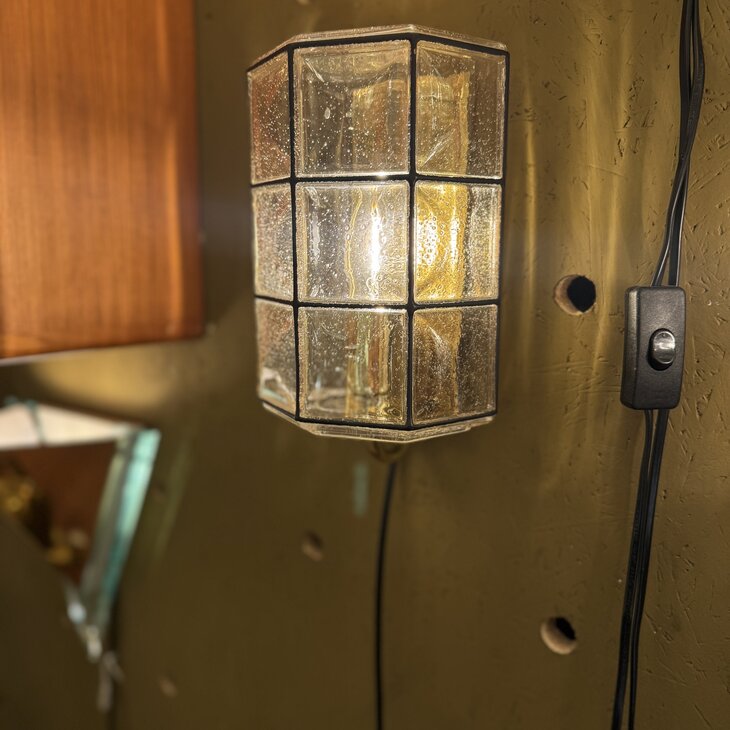 Vintage glazen wandlamp Glash&uuml;tte Limburg messing zwart 1970s