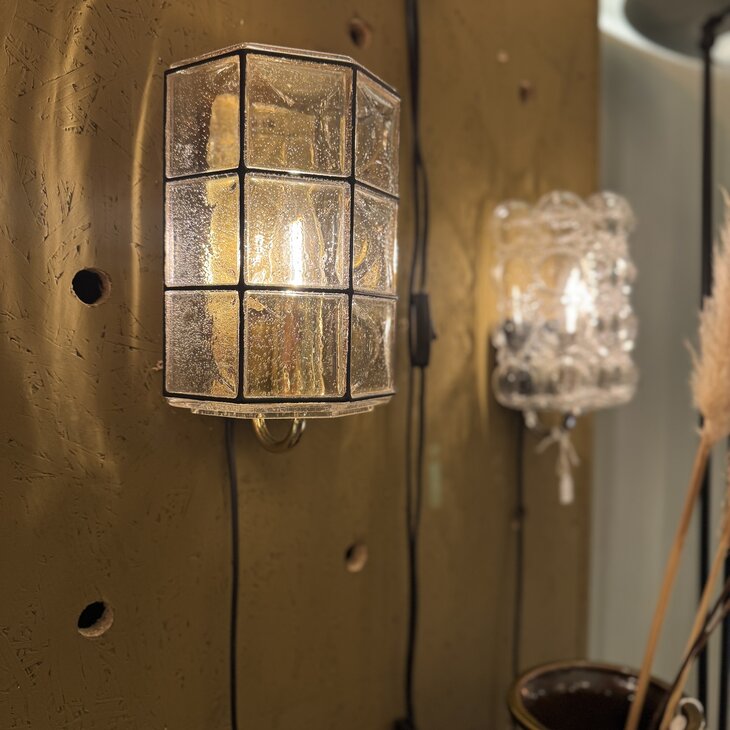 Vintage glazen wandlamp Glash&uuml;tte Limburg messing zwart 1970s