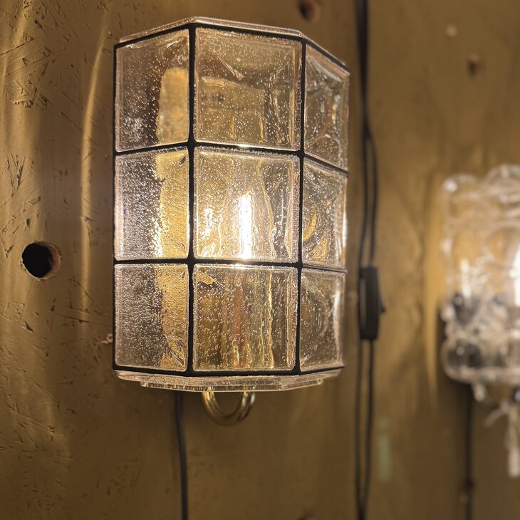 Vintage glazen wandlamp Glash&uuml;tte Limburg messing zwart 1970s