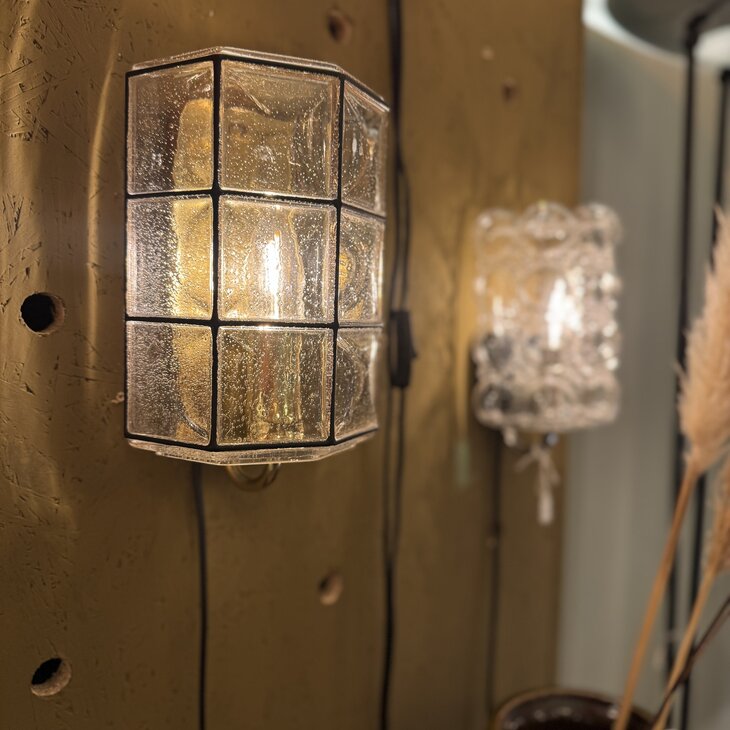 Vintage glazen wandlamp Glash&uuml;tte Limburg messing zwart 1970s