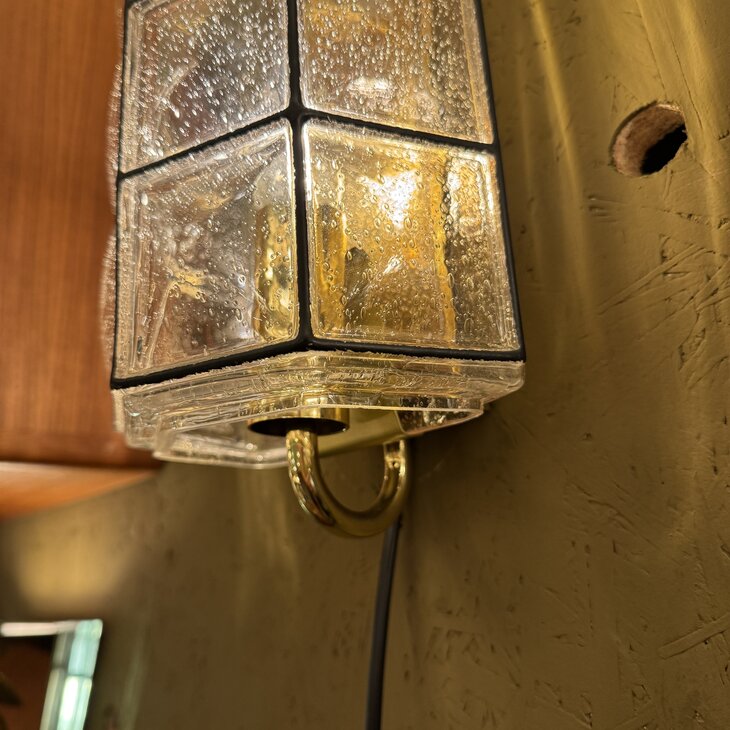 Vintage glazen wandlamp Glash&uuml;tte Limburg messing zwart 1970s