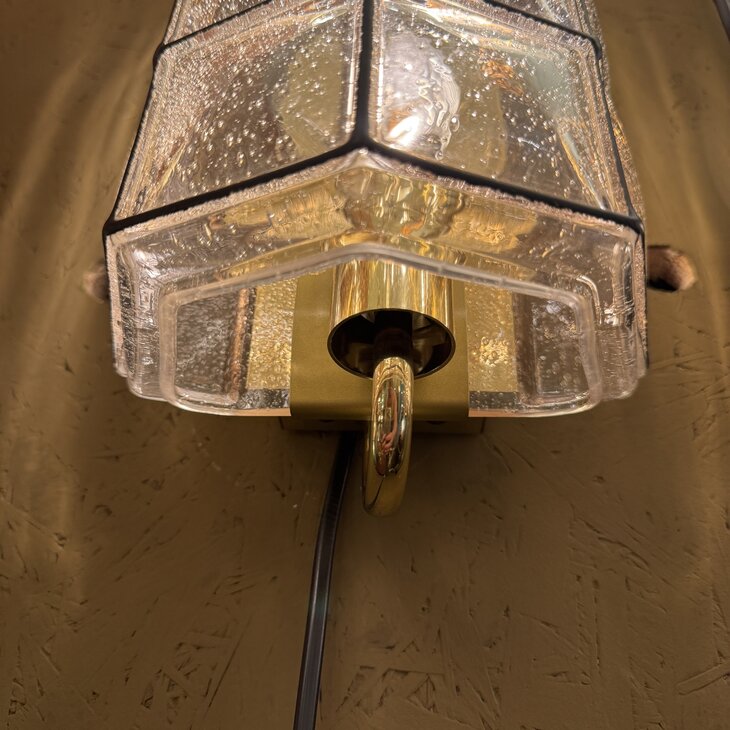 Vintage glazen wandlamp Glash&uuml;tte Limburg messing zwart 1970s