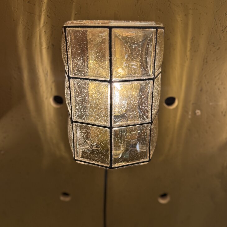 Vintage glazen wandlamp Glash&uuml;tte Limburg messing zwart 1970s