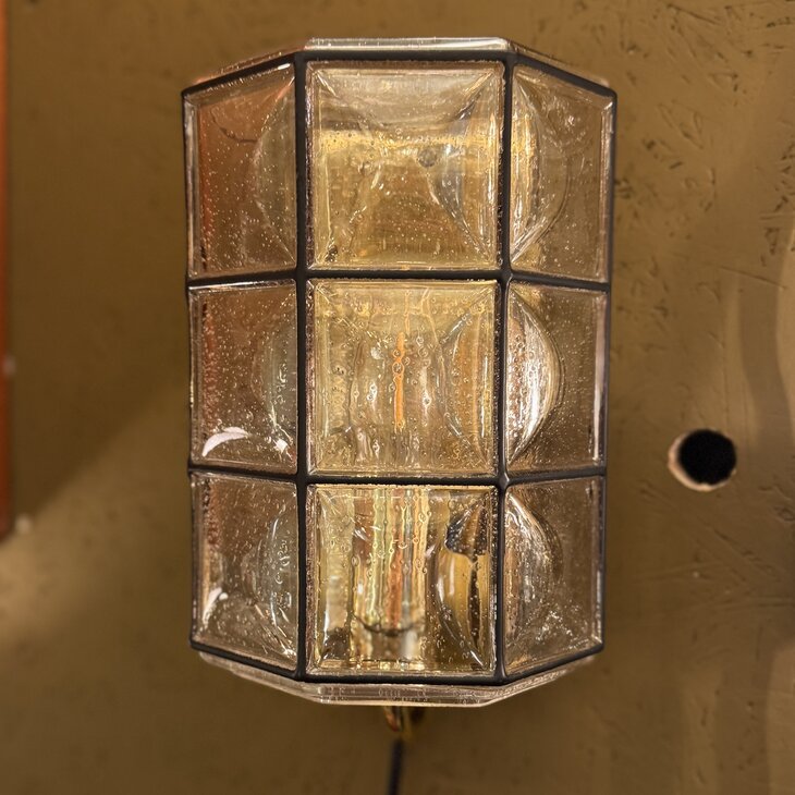 Vintage glazen wandlamp Glash&uuml;tte Limburg messing zwart 1970s