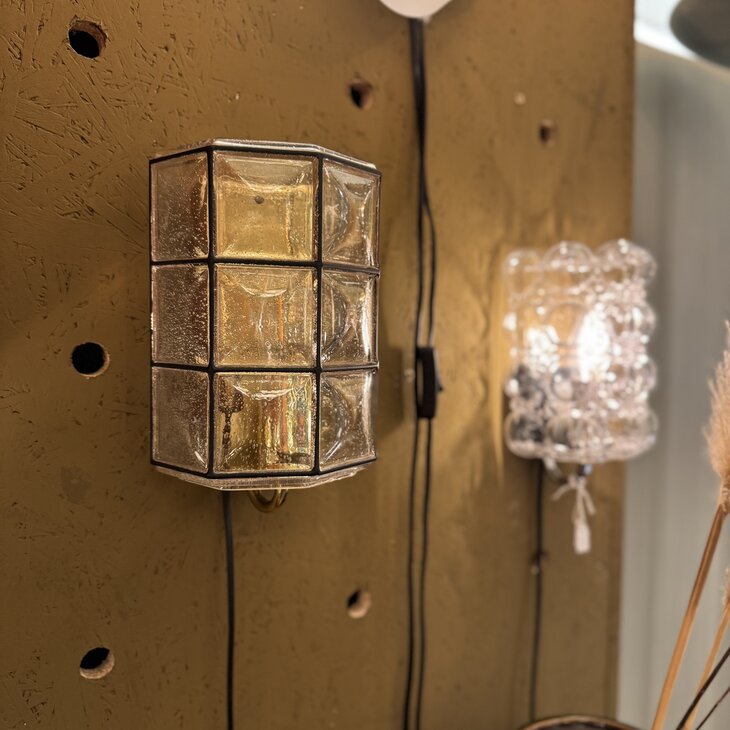 Vintage glazen wandlamp Glash&uuml;tte Limburg messing zwart 1970s