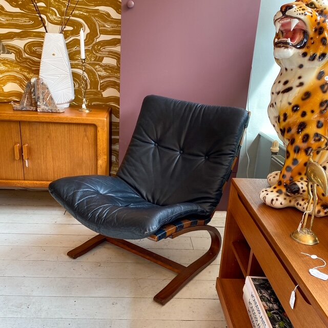 Vintage Kengu lounge chair voor Rybo Rykken zwart leer 1970s | Sprinkelhop