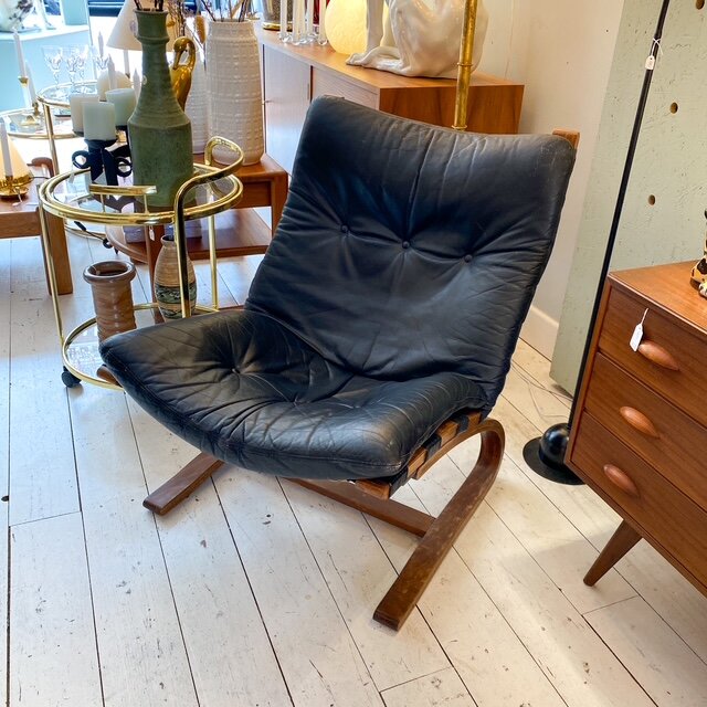 Vintage Kengu lounge chair voor Rybo Rykken zwart leer doorleefd 1970s | Sprinkelhop