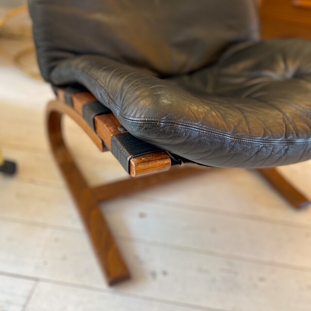 Vintage Kengu lounge chair voor Rybo Rykken zwart leer doorleefd 1970s | Sprinkelhop