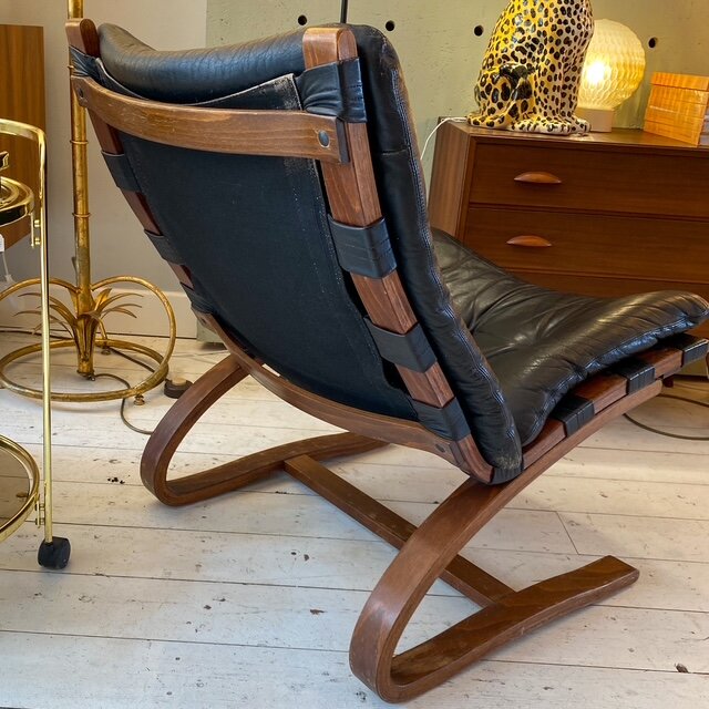 Vintage Kengu lounge chair voor Rybo Rykken zwart leer doorleefd 1970s | Sprinkelhop