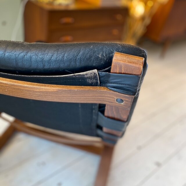 Vintage Kengu lounge chair voor Rybo Rykken zwart leer doorleefd 1970s | Sprinkelhop