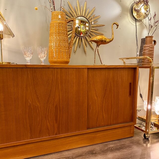 Vintage Deens Hundevad dressoir teak schuifdeuren | Sprinkelhop