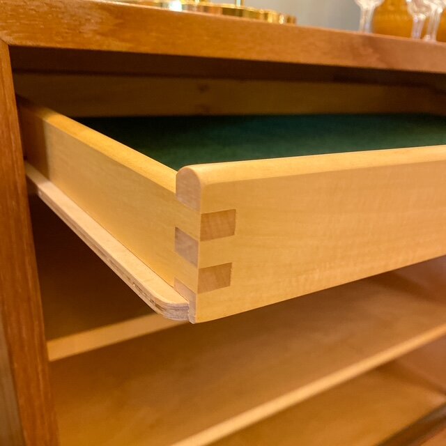 Vintage Deens Hundevad dressoir teak schuifdeuren | Sprinkelhop