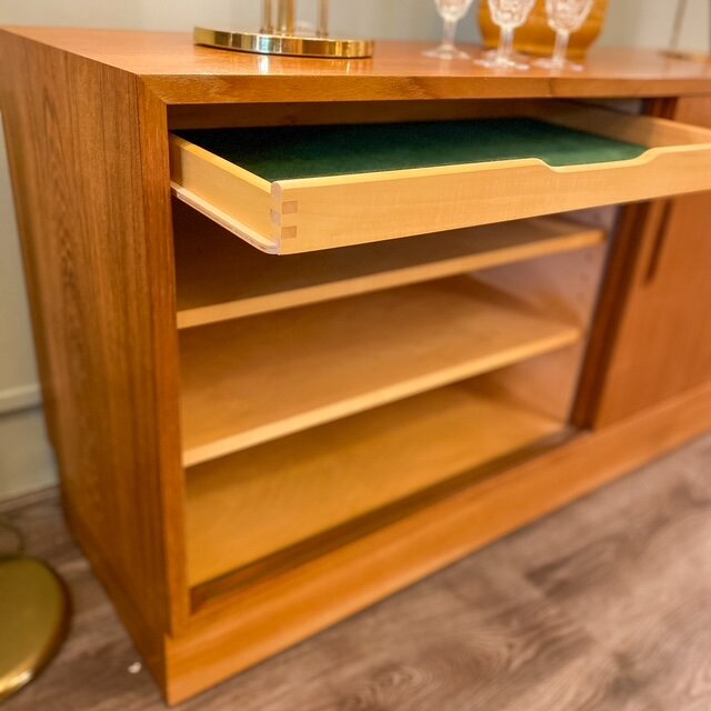 Vintage Deens Hundevad dressoir teak schuifdeuren | Sprinkelhop