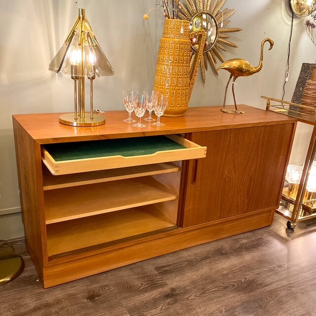 Vintage Deens Hundevad dressoir teak schuifdeuren | Sprinkelhop