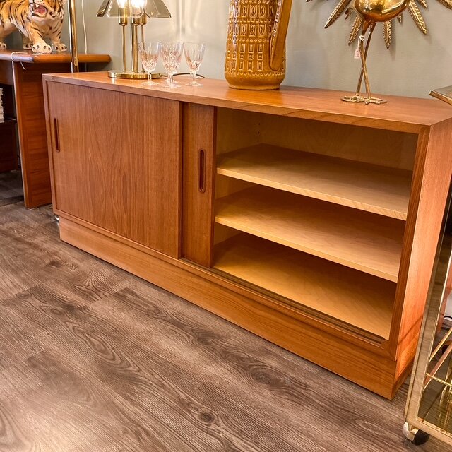 Vintage Deens Hundevad dressoir teak schuifdeuren | Sprinkelhop