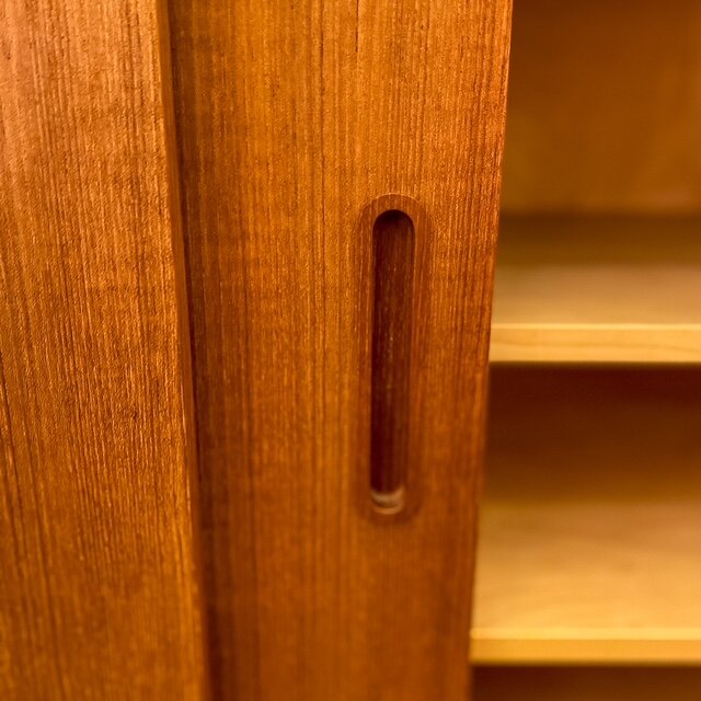 Vintage Deens Hundevad dressoir teak schuifdeuren | Sprinkelhop