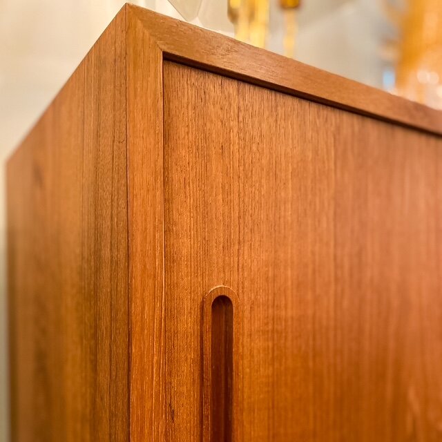 Vintage Deens Hundevad dressoir teak schuifdeuren | Sprinkelhop