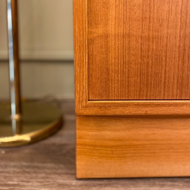 Vintage Deens Hundevad dressoir teak schuifdeuren | Sprinkelhop