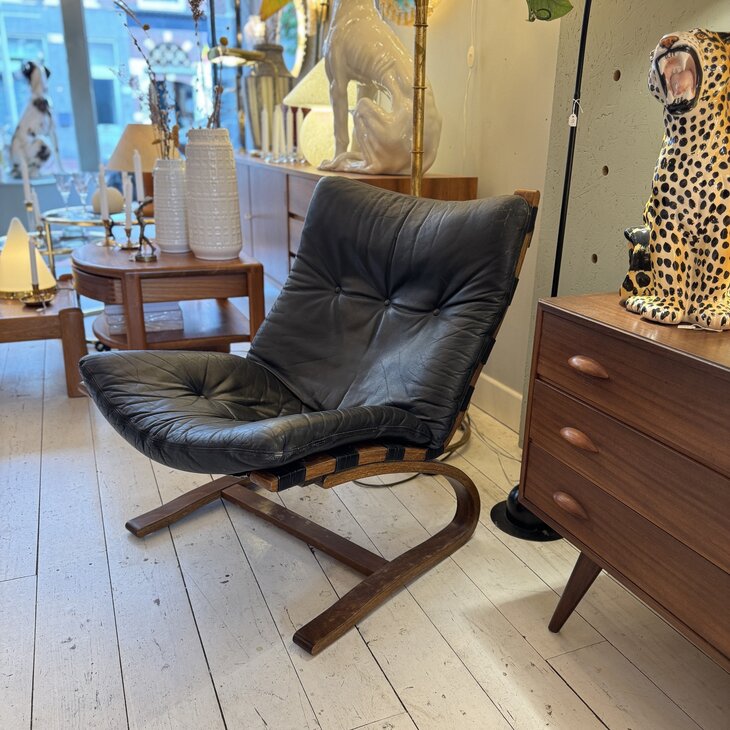 Vintage Kengu lounge chair voor Rybo Rykken zwart leer doorleefd 1970s | Sprinkelhop