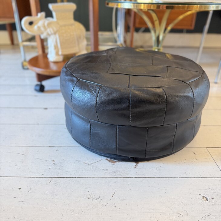 Vintage ronde leren lapjespoef zwart | Sprinkelhop