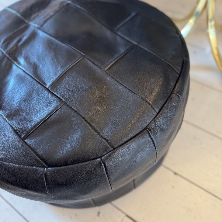 Vintage ronde leren lapjespoef zwart | Sprinkelhop