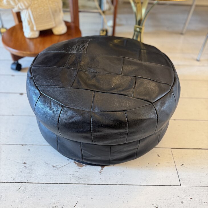 Vintage ronde leren lapjespoef zwart | Sprinkelhop