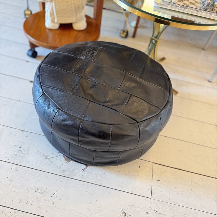 Vintage ronde leren lapjespoef zwart | Sprinkelhop