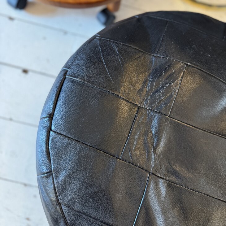 Vintage ronde leren lapjespoef zwart | Sprinkelhop